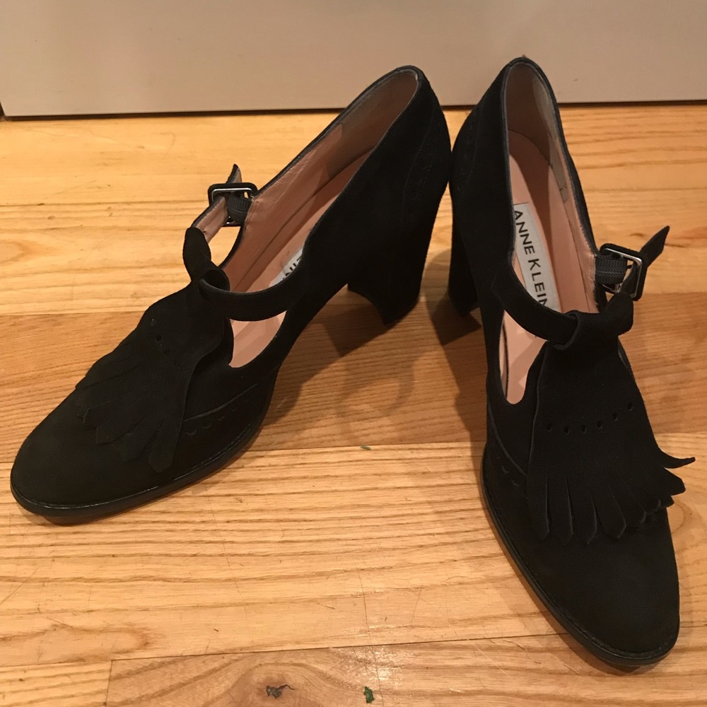 Buttery suede Anne Klein 3 1/4” heels black 10N.
